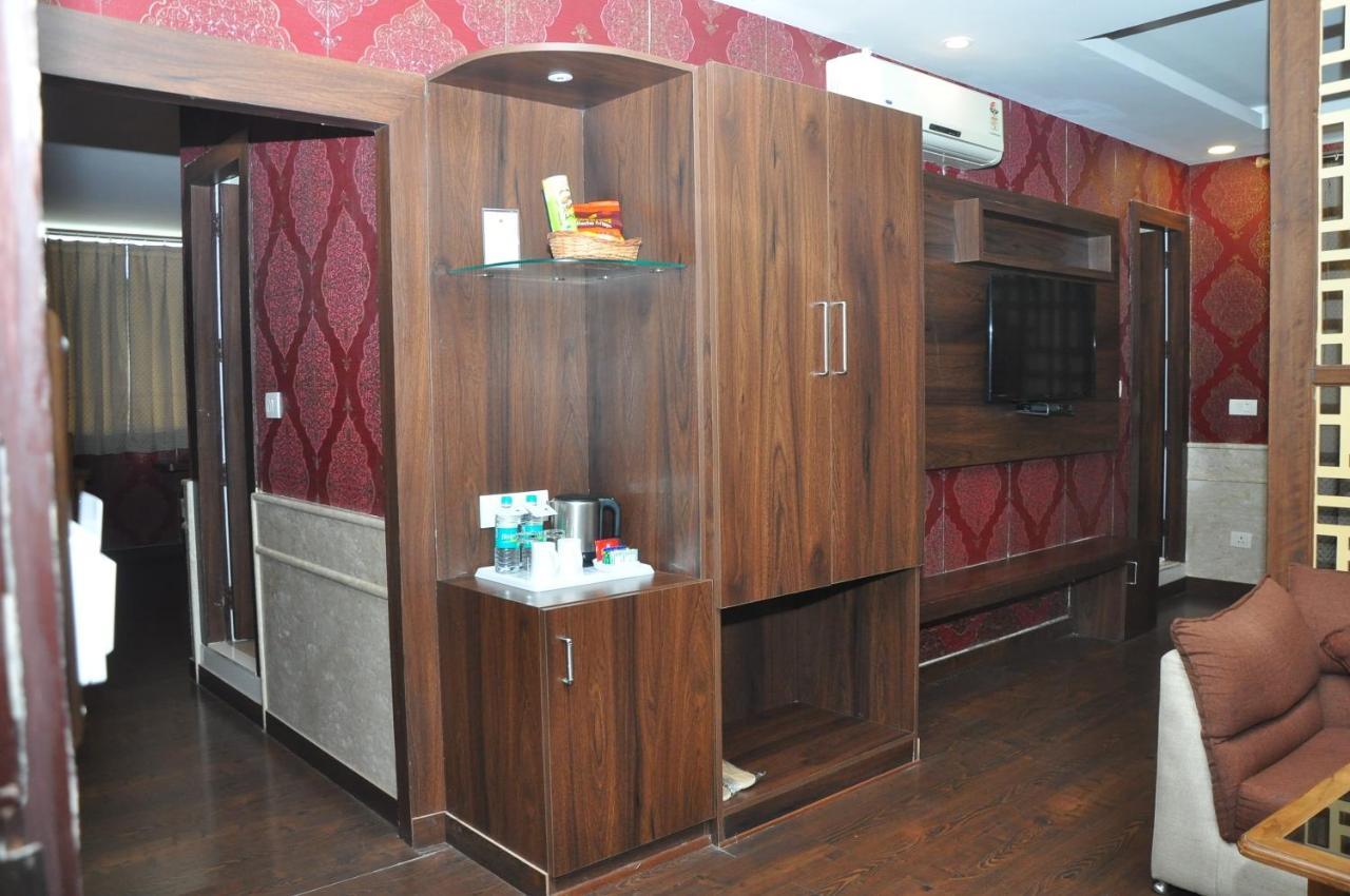 Hotel Jsr Continental Dehradun Exteriör bild