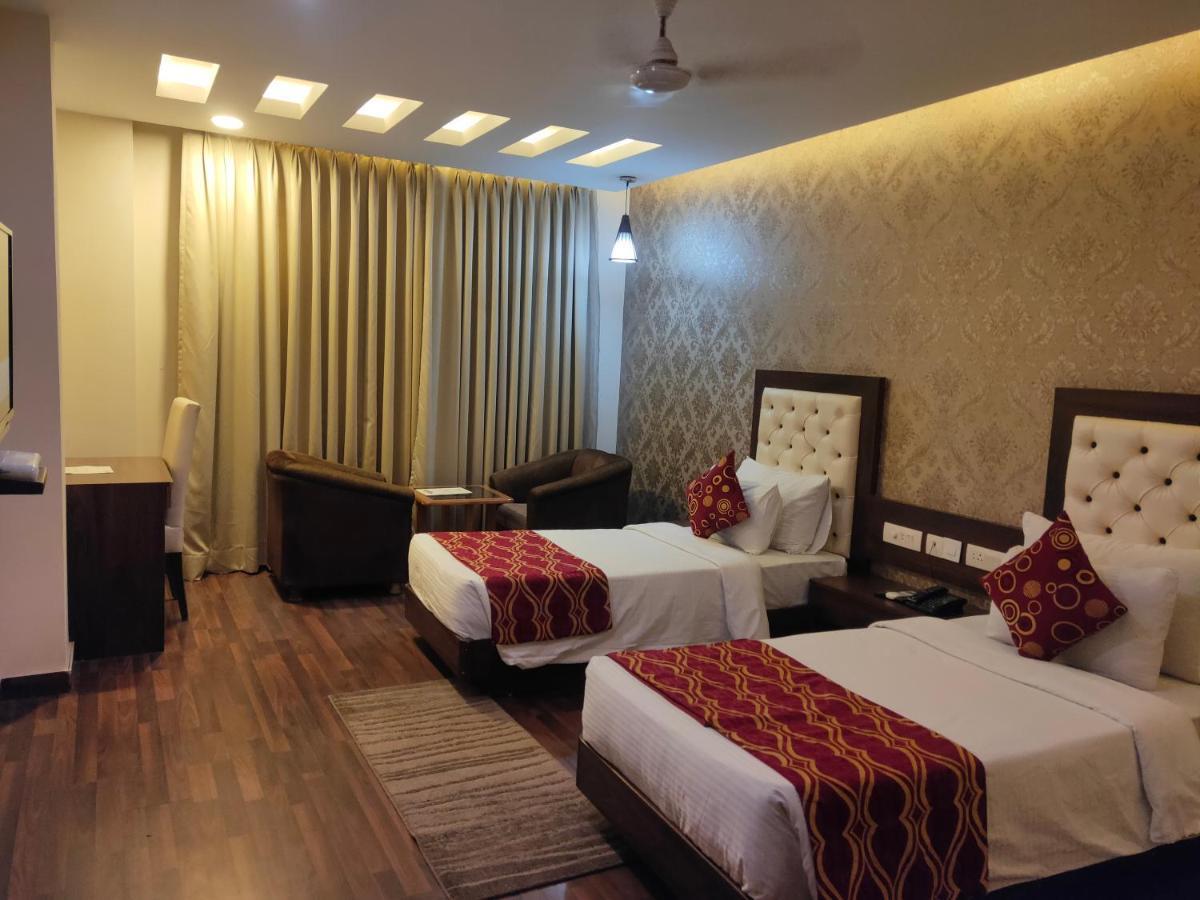 Hotel Jsr Continental Dehradun Exteriör bild