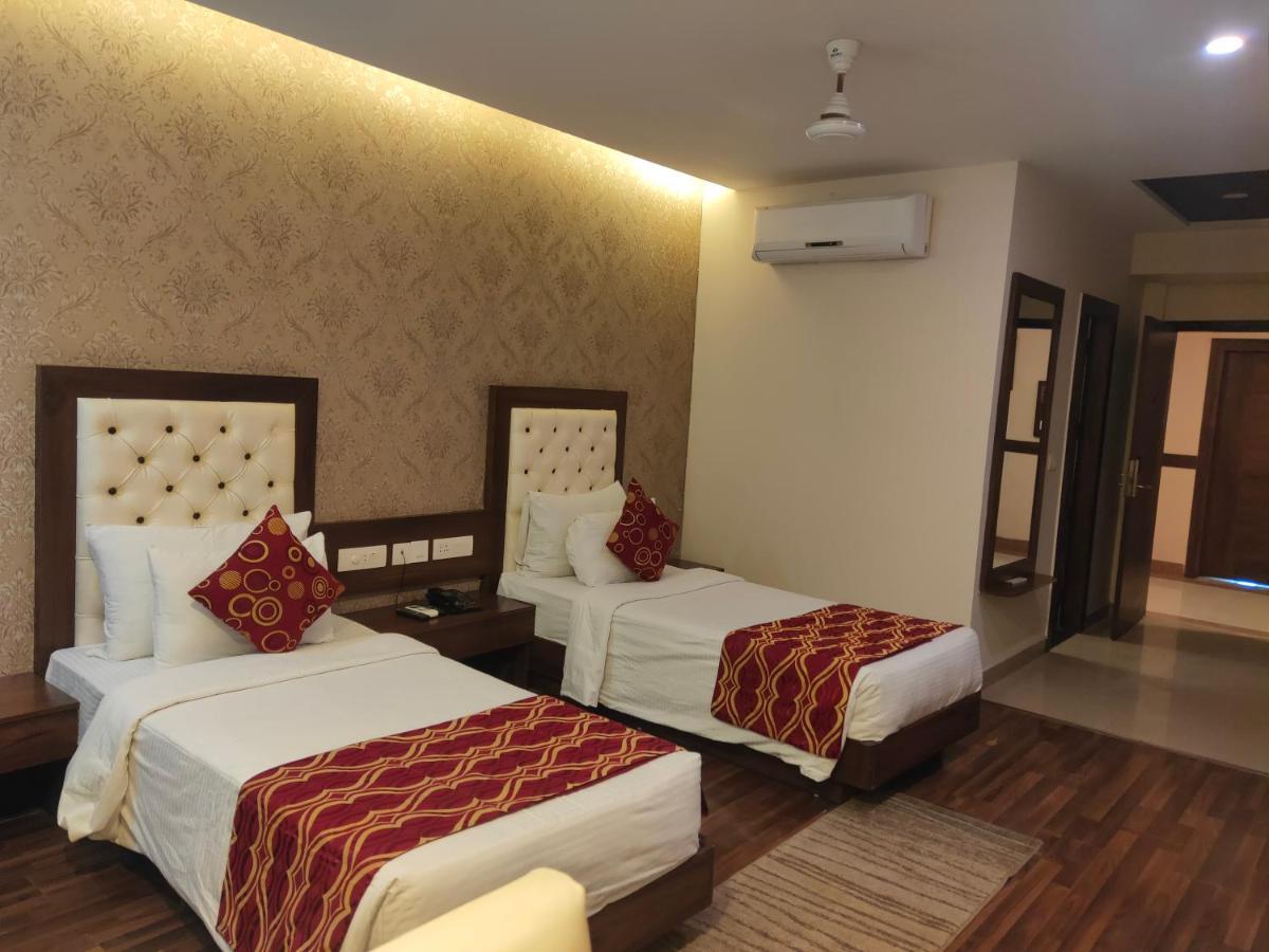 Hotel Jsr Continental Dehradun Exteriör bild