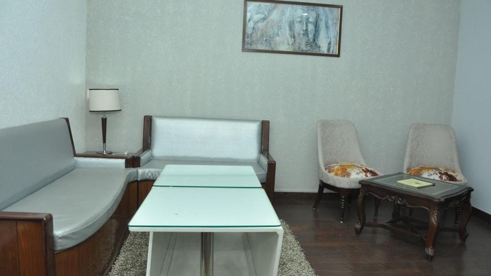 Hotel Jsr Continental Dehradun Exteriör bild
