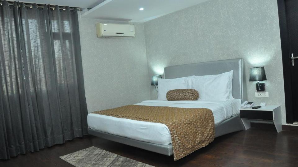 Hotel Jsr Continental Dehradun Exteriör bild