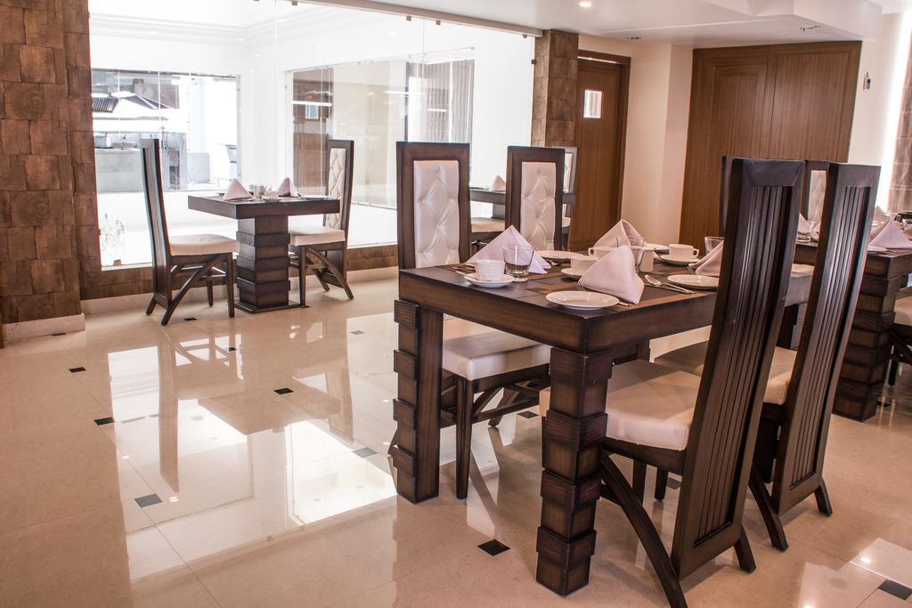 Hotel Jsr Continental Dehradun Exteriör bild