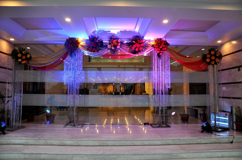 Hotel Jsr Continental Dehradun Exteriör bild
