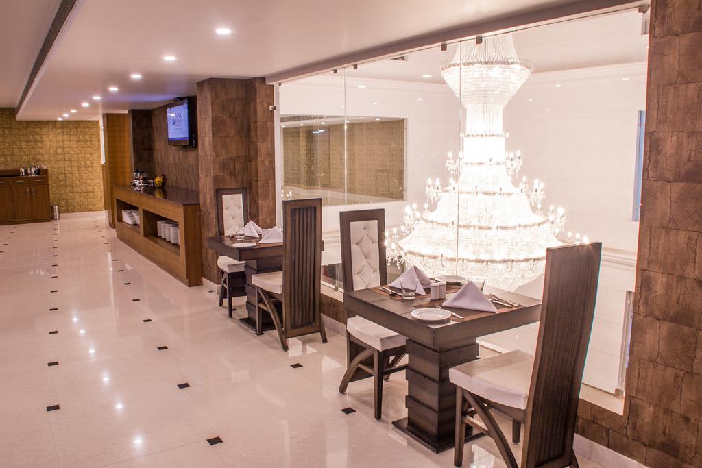 Hotel Jsr Continental Dehradun Exteriör bild
