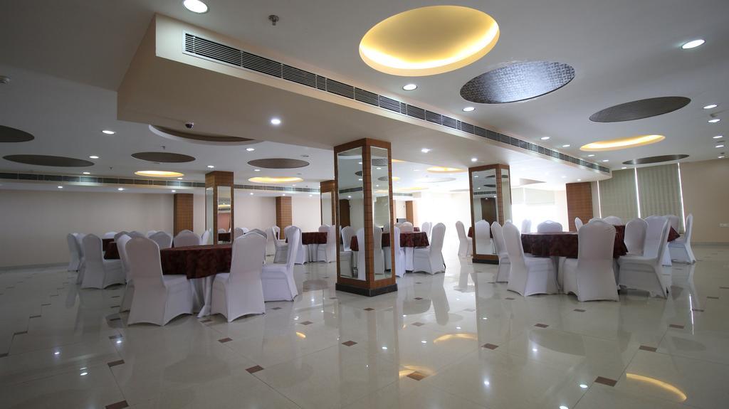 Hotel Jsr Continental Dehradun Exteriör bild