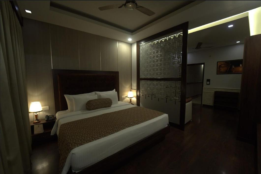 Hotel Jsr Continental Dehradun Exteriör bild