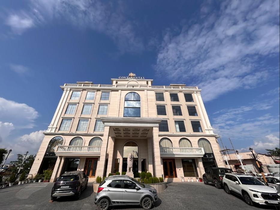 Hotel Jsr Continental Dehradun Exteriör bild
