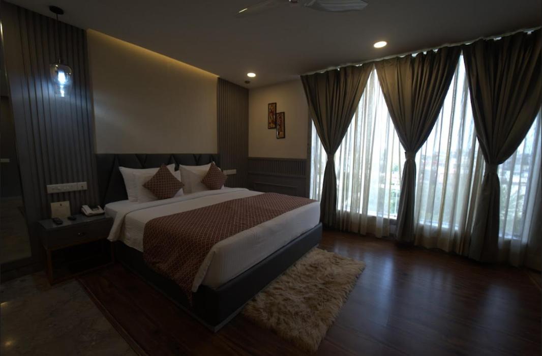 Hotel Jsr Continental Dehradun Exteriör bild
