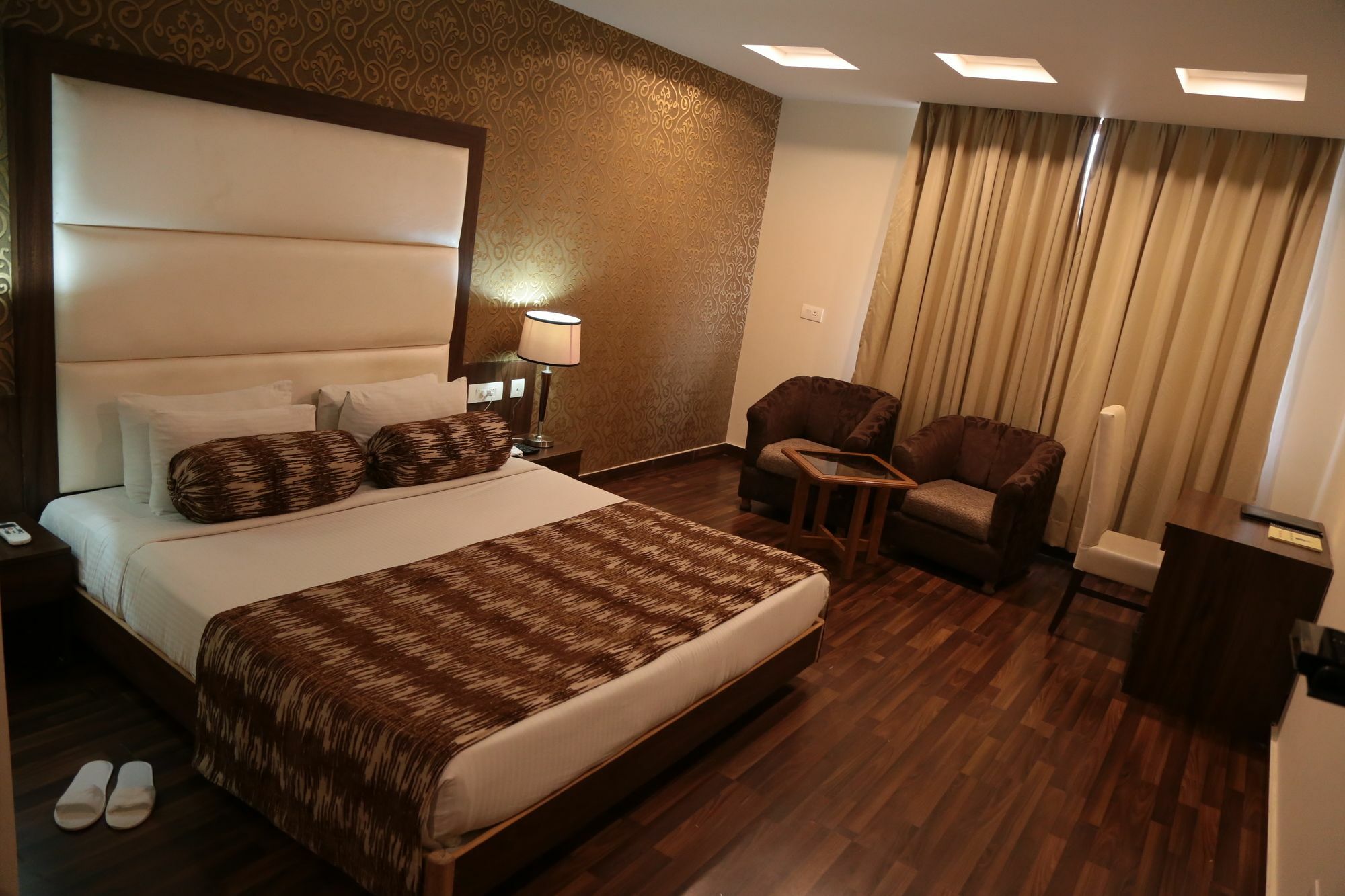 Hotel Jsr Continental Dehradun Exteriör bild
