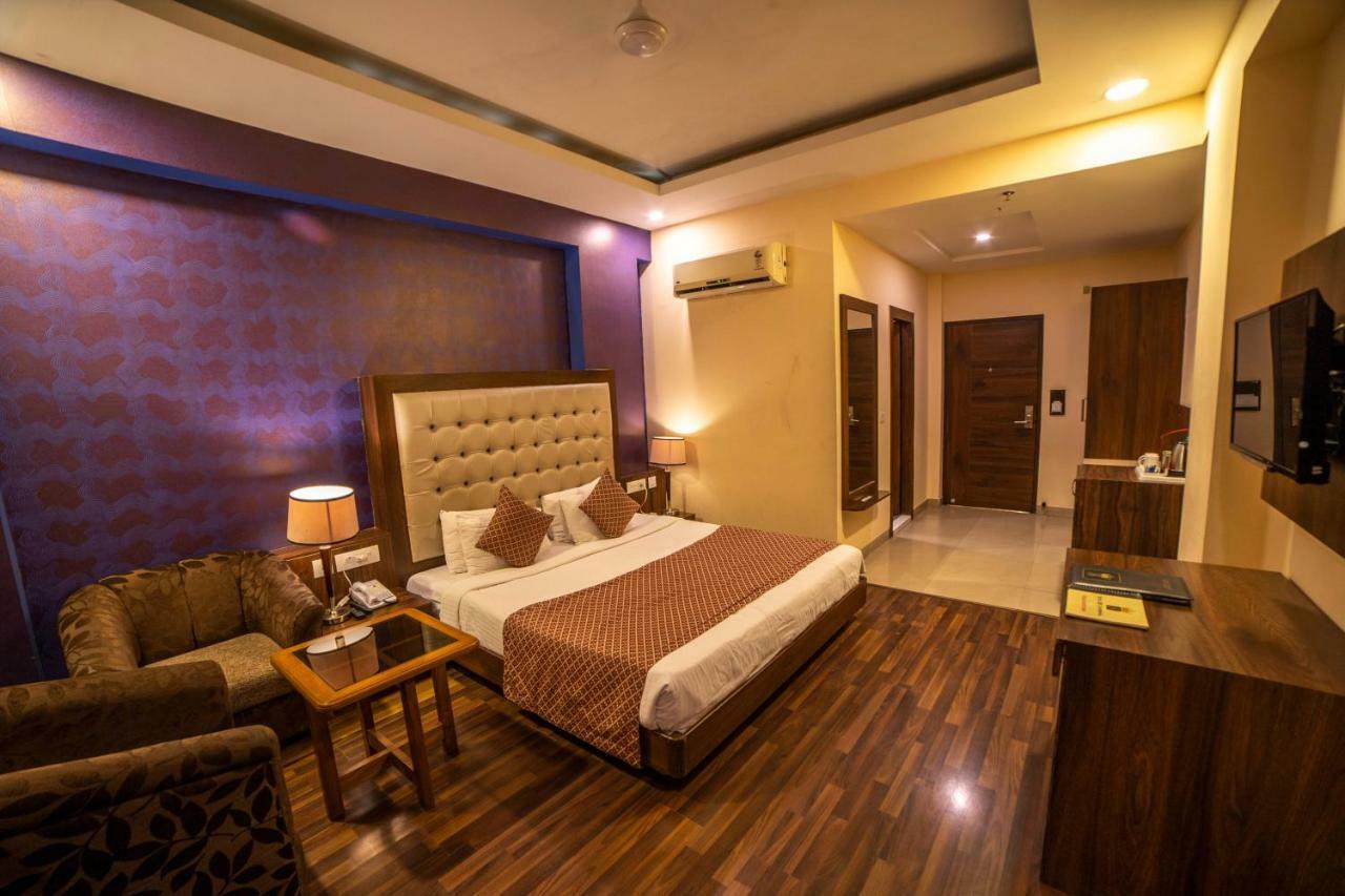 Hotel Jsr Continental Dehradun Exteriör bild