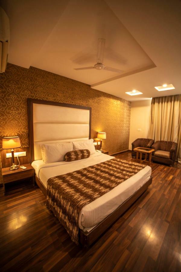 Hotel Jsr Continental Dehradun Exteriör bild