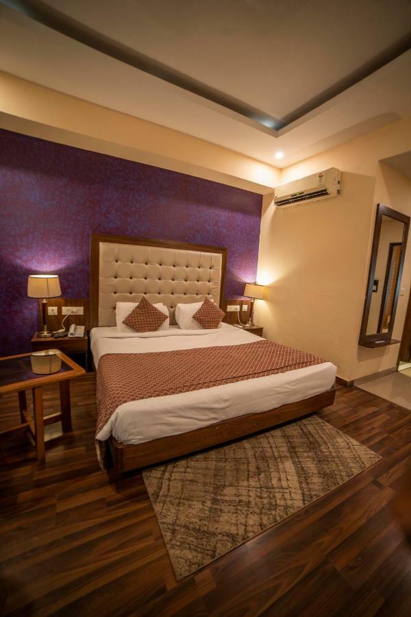 Hotel Jsr Continental Dehradun Exteriör bild