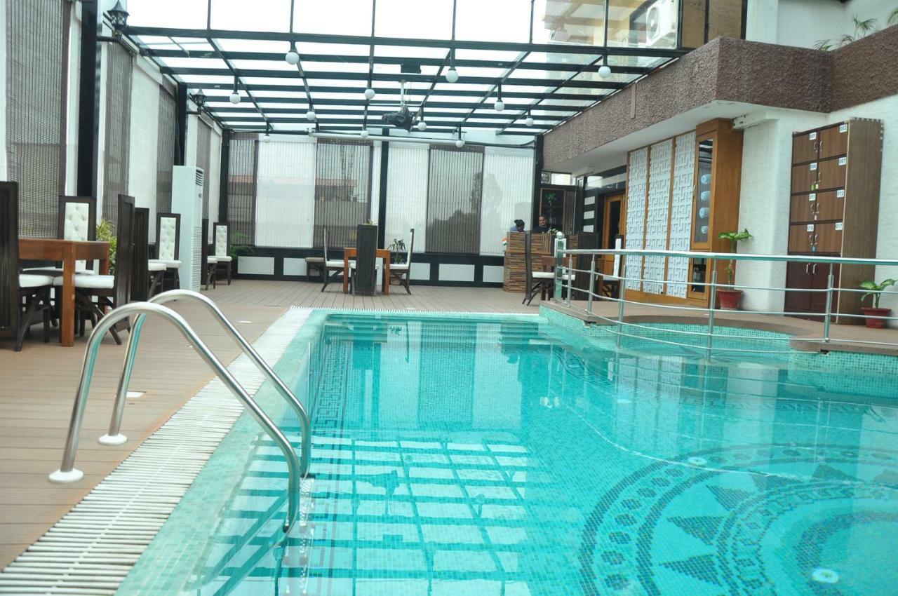 Hotel Jsr Continental Dehradun Exteriör bild