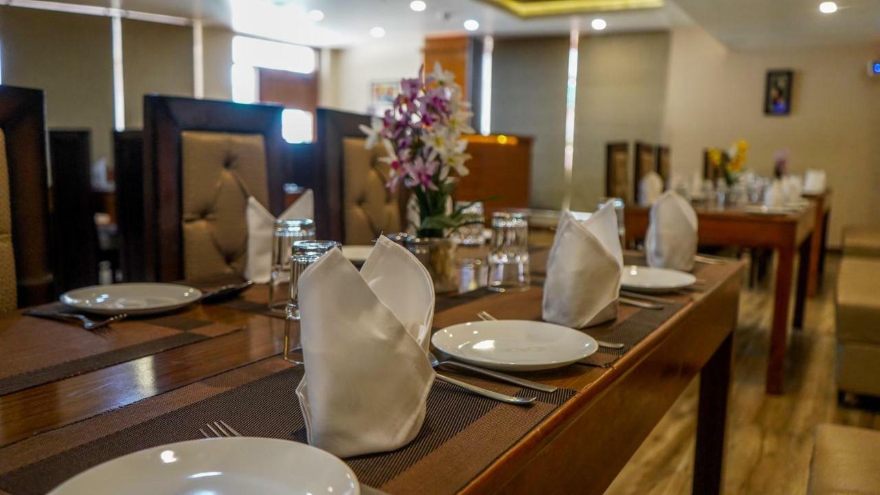 Hotel Jsr Continental Dehradun Exteriör bild