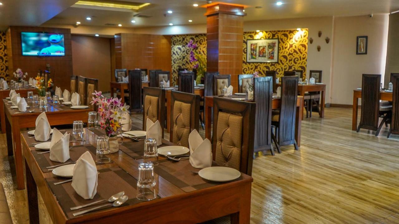 Hotel Jsr Continental Dehradun Exteriör bild