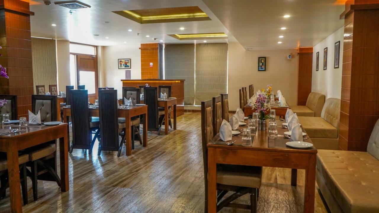 Hotel Jsr Continental Dehradun Exteriör bild