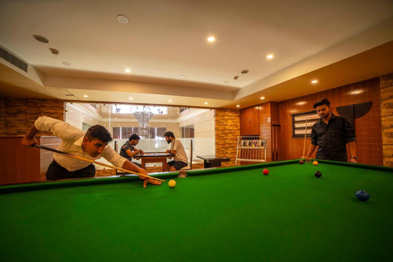 Hotel Jsr Continental Dehradun Exteriör bild