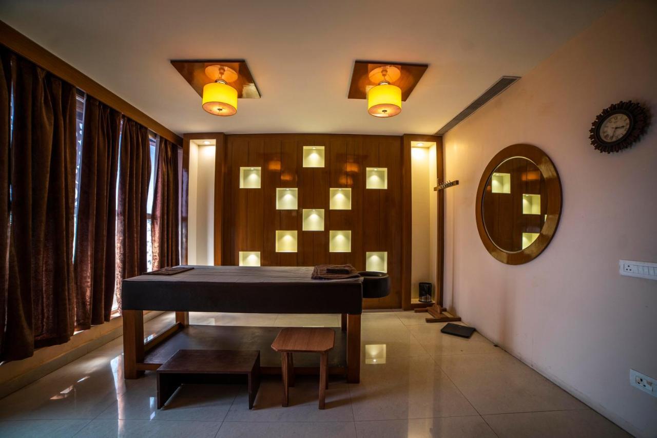 Hotel Jsr Continental Dehradun Exteriör bild