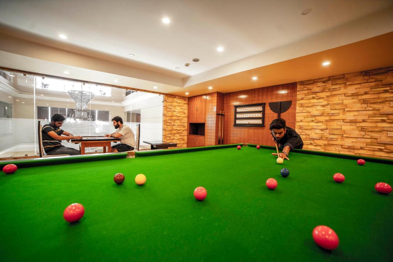 Hotel Jsr Continental Dehradun Exteriör bild